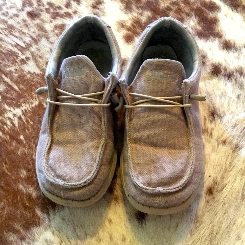 Women’s size 8 or men’s size 6 shoes.  Similar to Heydudes but more comfortable.
